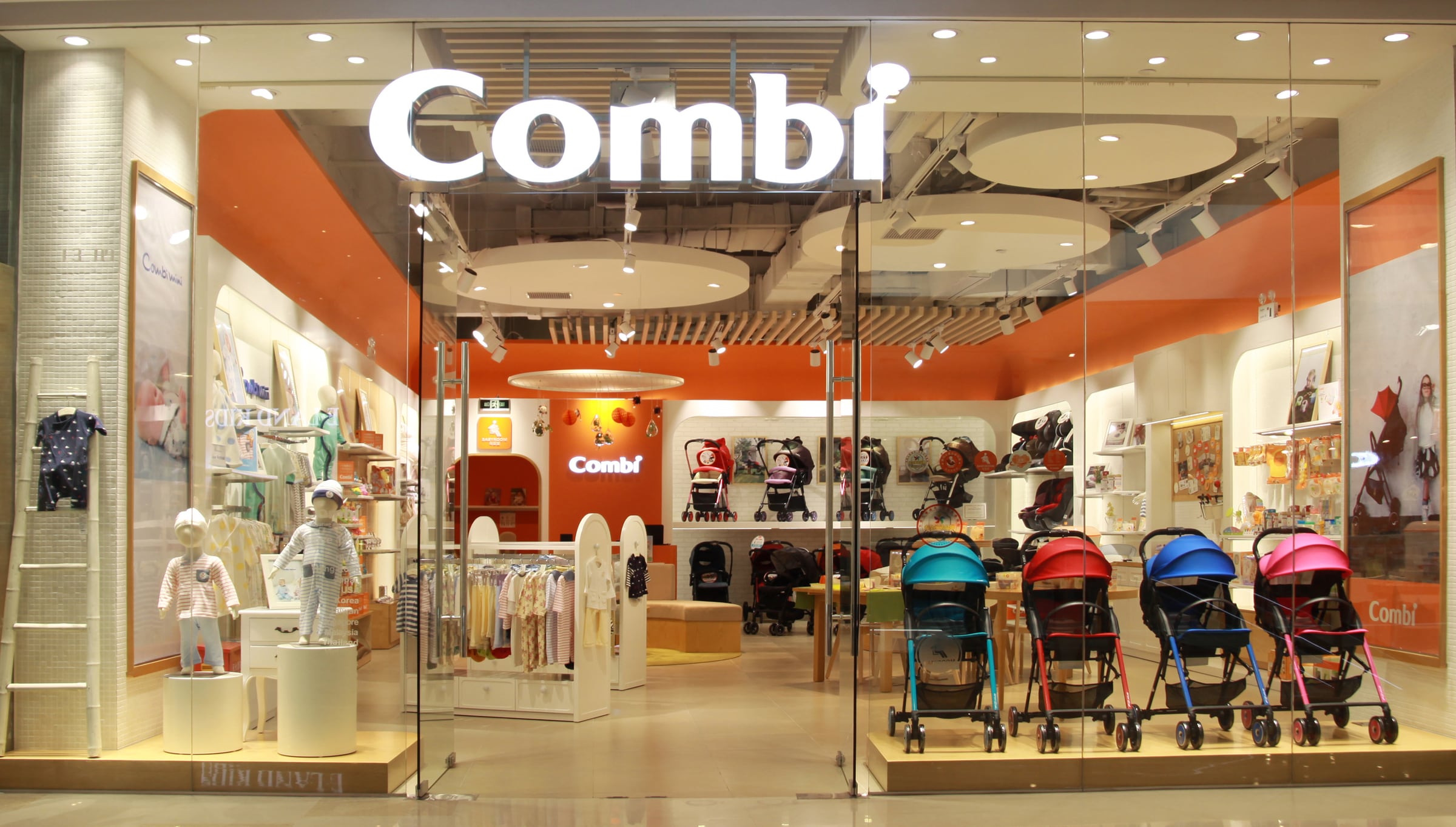 Combiのロゴとベビーカーが並ぶ店舗正面