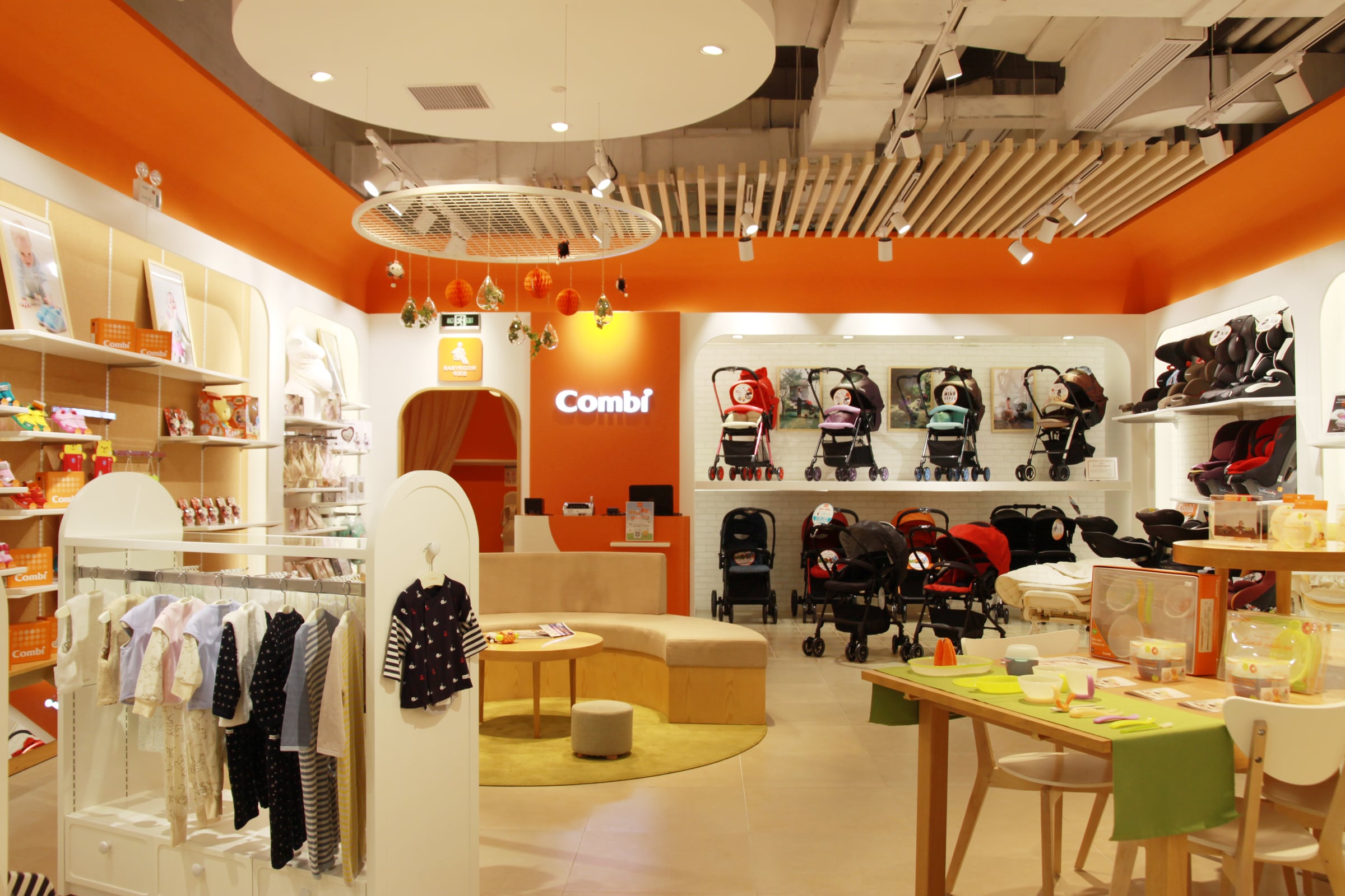オレンジ色と木質を組み合わせたベビー用品店の全景