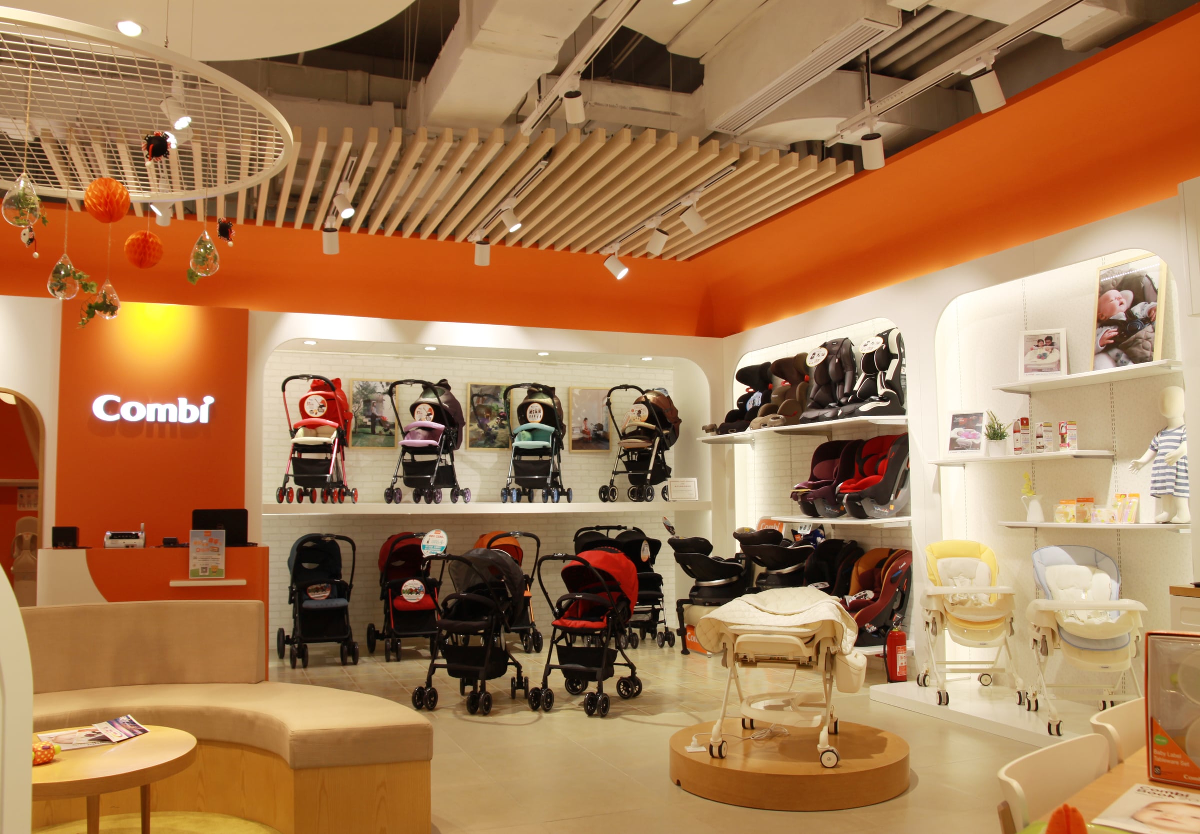 ベビーカーの展示と木のルーバー天井が連なる店内